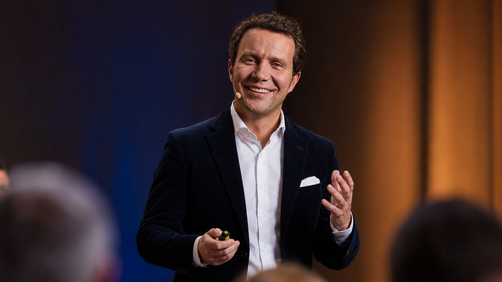 Prof. Dr. Burkhard von Freyberg während einer Keynote auf der Bühne