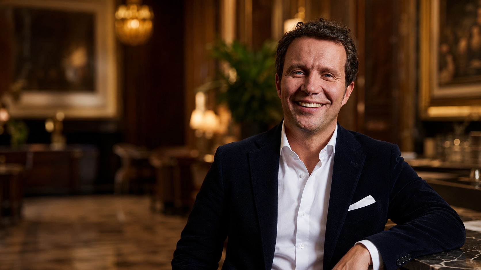 Prof. Dr. Burkhard von Freyberg in der Lobby eines Münchner Grandhotels